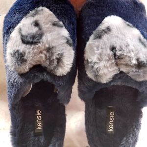 KENSIE BLUE PUFFY 💙 HEART SLIPPERS SZ M 6/7